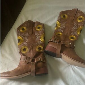 New without tags sunflower cowboy boots size 38 aka size 8 in women’s